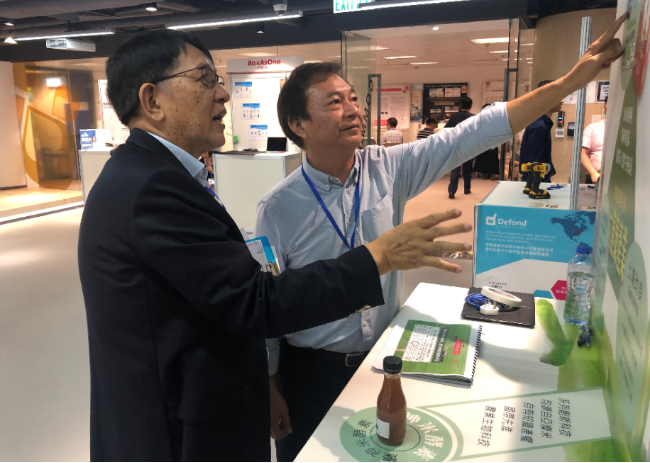 廖伟雄总经理向参展商介绍丰智公司的创新发明